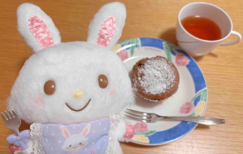 おやつに　マフィンを　たべたよ！　なかに　チョコクリームが　たっぷり　はいってて　とっても　おいしかったの♪
