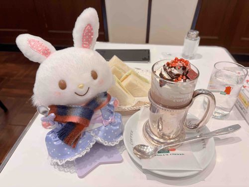 イノダコーヒのストロベリーホットチョコレート、あまくて　とても　しあわせなきもち　になったの♡
