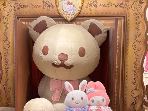 ドアが　ひらいて　おおきなくまさんが　でてきたよ！　びっくりしたの！
