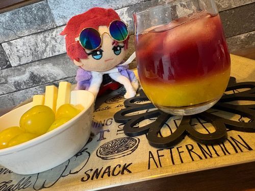飼い主さんがサングリアというカクテルを自作したそうですよ！
でも、ワインは苦手みたいで…
ちょっと渋いお顔を…セクシーですが…
「少しづつ慣れていく！」と意気込んでいましたよ💜
