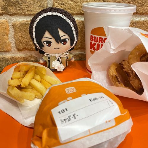 🦇朝活なのじゃ♪
今日は嬢ちゃんのおカバン小さくて我輩だけなのじゃ♪
👩寂しくてごめんね
🦇独り占めなのじゃ♪♪