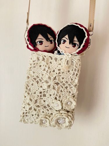 スマホショルダーじゃって♪
最近嬢ちゃんが隙間時間に編んでおったのじゃ♪
我輩らには狭いのう💦