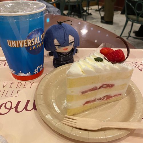 ☯️🍓食っていいのか！

👜(((🦇ここから出すのじゃ！美味しいスイーツの気配がするのじゃ！！)))

☯️💦💦💦
👩気にしなくていいよ