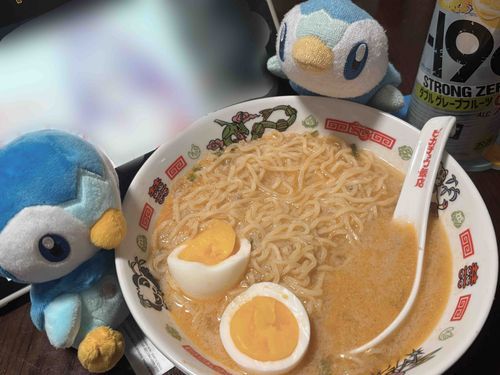 とれーなー　おきにいりの　どんぶり！
きょうは　ふぃっとも　いっしょ