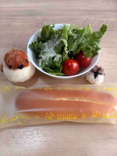 お昼ご飯はサラダとサラダたくあんパン🥗🥖
たぶん足らん…
絶対足らん💧