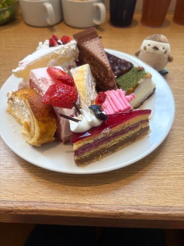 久しぶりの1人スイパラに付き合ってくれるちゅり❣️
ケーキ盛り過ぎ〜🍰
もう若くないんやから…と心配してくれてる？笑