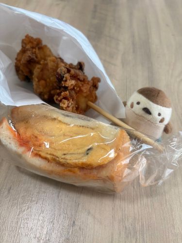 昨日、りくろーおじさんのたまごサンドと唐揚げを初めて買って食べました😋
ボリューミーやった💨