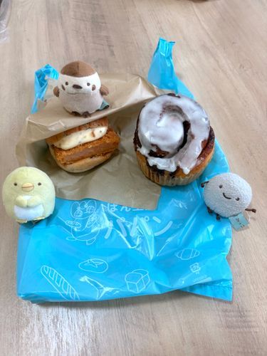 今からお昼ご飯💓
エビカツバーガとシナモンロール！