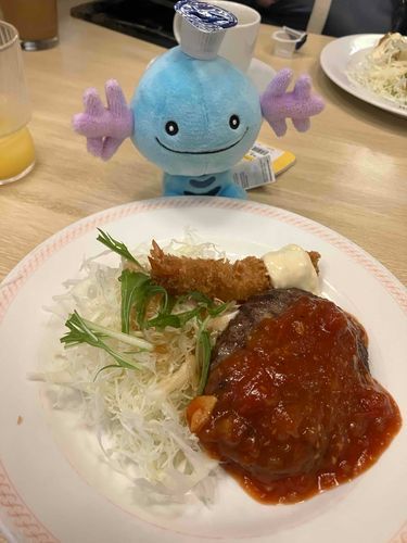 💧‎↠(・ࠏ・)↞＜美味しそうなえびふらいとはんばーぐ……！これぜーんぶウパーの‼️  ｼﾞｭﾙﾘ

＊ウパーは頭の上のガムシロップに気づかない ！