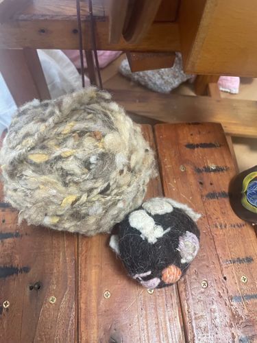 毛糸🧶できたみたいです。
何を作るか、未定です。時々きかれますが。
毛糸にしてちから尽きてるようです。