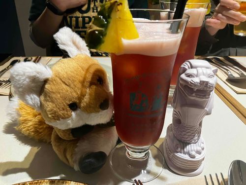 シンガポール料理を食べに行ったよ。僕はマーライオンに興味津々。仲良くなれるかなぁ。