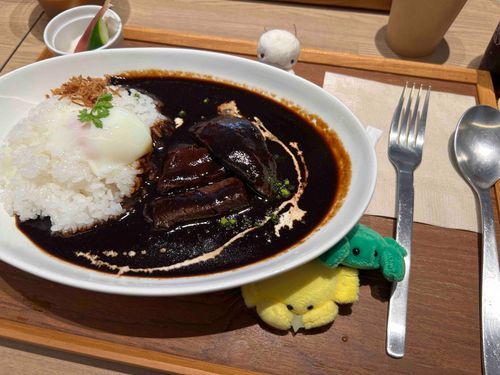 かなやほてるのおかしやさんでしちゅーをたべたよ！
おにくほろほろうまうまでした🍽️
ここのびすけとかふるーつけーきもすごくおいしいの😋
