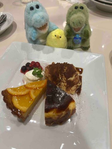 ちいさいほごしゃのとこのれいりーくんとさんかくのとりさんとおいしそうなでざーと🍰！
これぜんぶたべてもいいの？！