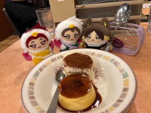 おともだちと一緒！

🕊️（ジッ……）
🦊たべたいならすぷーんもちなよ