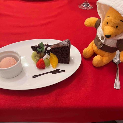 チョコレートケーキとお魚とキャラメルマキアートを食べたよ！