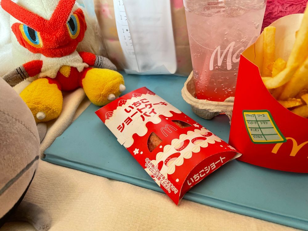いちごショートケーキパイ食べたかったんだー！
美味しそー！
Byぐーちゃん

シャ…甘いのは好きじゃないからポテトだけもらうシャモ…
Byシャすけ