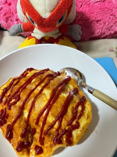 ご主人は何気にオムライスをよく作るシャモ
ご主人は軽い卵アレルギーだからふわとろ卵が食べられないのを毎回残念がってるシャ
今日は別アカウントの子達と一緒に食べたシャモ！
Byシャすけ
