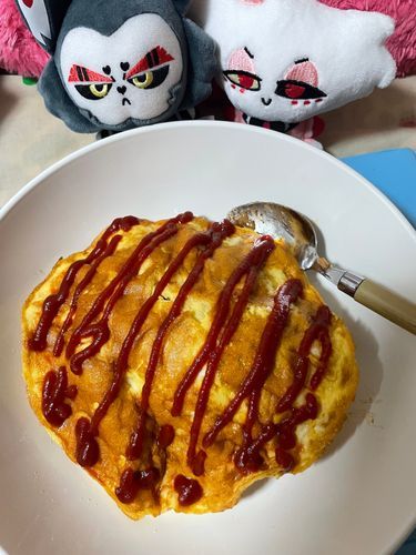 イエーイ！
おーっきいオムライスだぜ！今日はおヒゲちゃんとふわもこアカウントのイケメンモンスターくん💕とシェアハピしたよ
Byエンジェル

卵がしっかりしてて美味かったな！
俺たちの主人からしたらこれは定番料理らしい
しかしケチャップ使いすぎじゃねえか？
Byハスク
