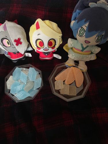 ロイヤル女子会Day2
お菓子担当：ふぶたん

すごーい！宝石みたいね！
この青と白のキラキラはなんて言うお菓子なの？
Byチャーリー姫

これは琥珀糖だよ！
私の髪飾りと同じ色選んだの！シャリシャリぷるぷるで美味しいのよ！
Byふぶたん

このグミ、切ったオレンジみたい
ちゃんと皮のほろ苦さもあって美味しいね
Byヴァギーちゃん

でしょ！甘すぎない大人の味なのよ！
こっちの寒天のお菓子もどうぞ！日本の梅っていう木の実の味なのよ
Byふぶたん

