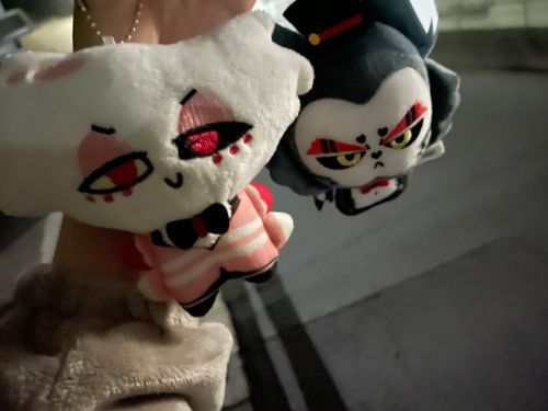 ハスエンの深夜デート
at1：58
飼い主サンがコンビニ行きたいらしいからついて行くぜ！
俺たち2人が護衛だよ、だから安心してね、飼い主サン💕

…えへへ、このままハスクとデートだ♡
Byエンジェル

年寄りをこんな夜中に連れ出すのかよBig boss…
勘弁してくれ…
まあ仕方ねぇ、付き合わんこともない
Byハスク