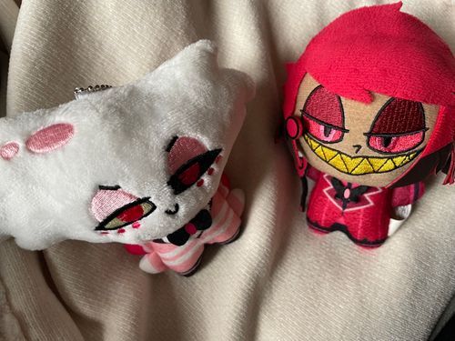 台風でジメジメしてて最悪！
俺の自慢のモフモフがぁ！
Byエンジェル

日本のハリケーンはこんなに湿気を含んでいるんデスね…
ハスカーが寝床から出てきまセン
アナタも大変デスねぇ
Byアラスター

いやホントにね？
…とか言いながら楽しそうじゃん
Byエンジェル

私は台風が好きなようデス！
ワクワクしませんカ？
Byアラスター

俺はワクワクしないね
見ろよ、俺のモフモフが湿気でボサボサだぜ…
Byエンジェル

