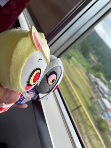 なんか随分遠くに来たね
電車のお出かけは初めて
Byヴァギーちゃん

日本って緑がたくさんの素敵な所なのね！ねえ見て見てヴァギー！あそこにも小さい町があるわ！
Byチャーリー姫
