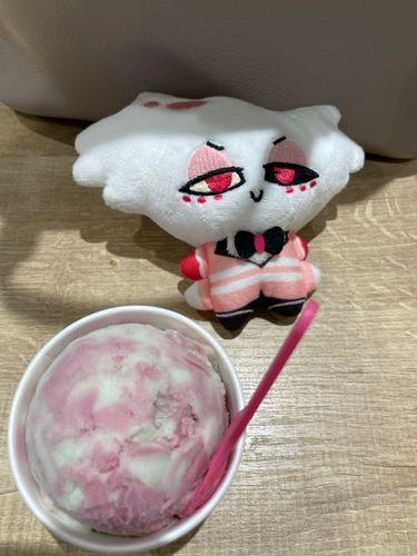 今日は飼い主サンがアイス屋さんに連れてきてくれたよ！
ボク、アイス大好き♡

青色のアイスとこれで迷って、試食して決めたよ
青色のアイス、なんか独特の風味があってさ…おいしかったんだけど今日は甘いぶどうの気分になっちゃった！

このスプーンも可愛いピンクでいい感じ♡このスプーンも欲しかったな
ごちそうさま！
Byエンジェル