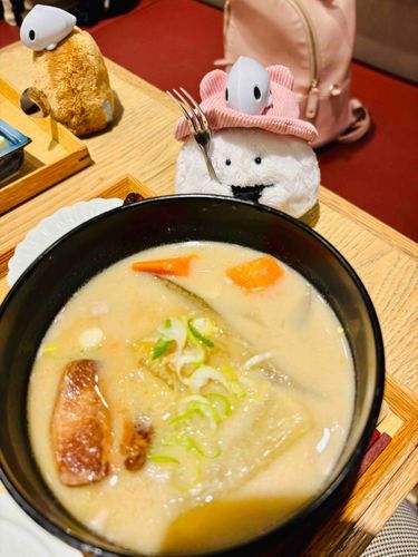 おっきい角煮入ってる豚汁‼️角煮‼️ﾎﾞｸが貰うﾉ‼️