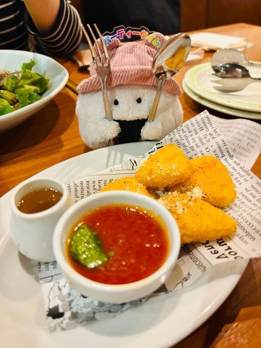 チーズフライにはちみつが美味しすぎてトマトソースが霞んじゃうﾈｪ🍙🧀🍯