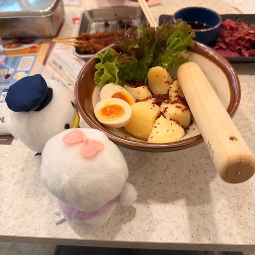 昨日は串カツ田中に串カツを食べに行ったでちが、串カツよりも自分で作るポテトサラダに夢中でちた(笑)😆✨️
あいかたがすり鉢で混ぜ混ぜしてくれておいしかったでち☺️✨️
ティちゃんも楽しそうでちたよ🙌💕
