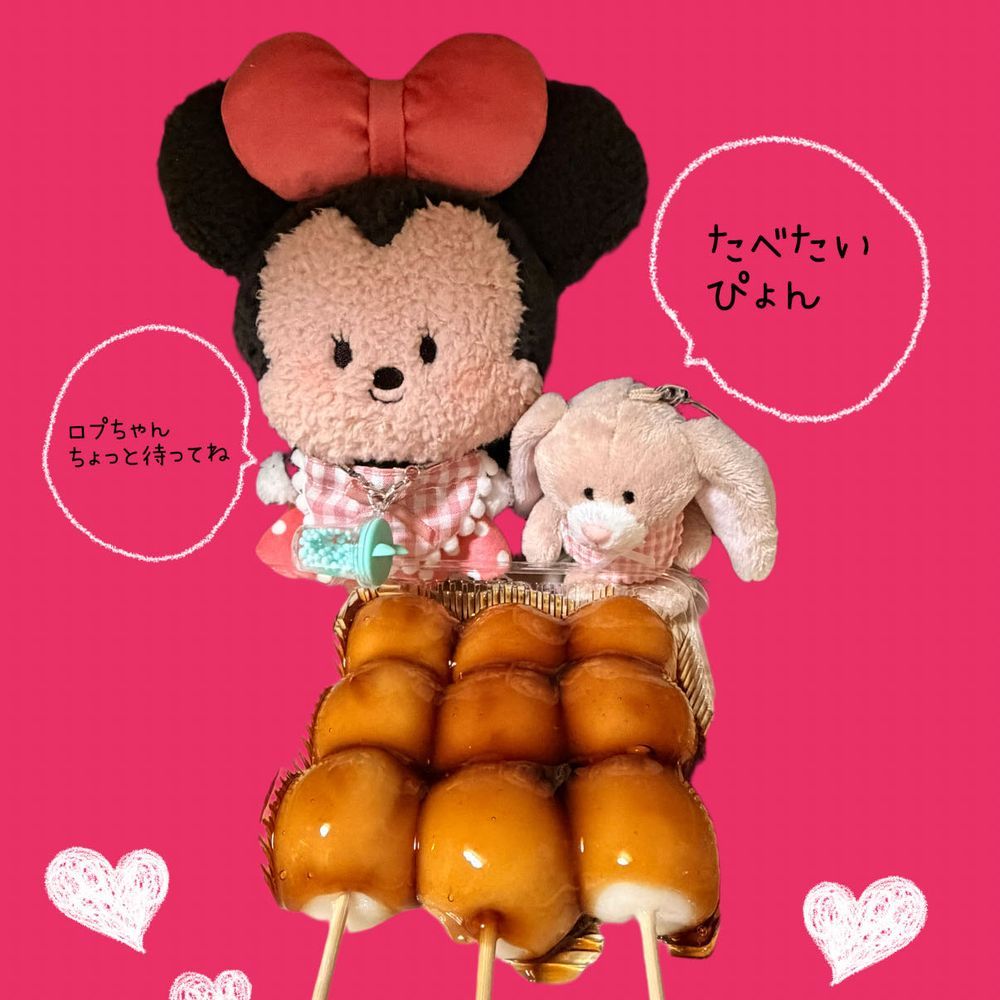 おみやげでいちご大福とみたらしだんごをいただいたよ♩♥

ろぷちゃんたら食べたくて狙ってる（笑）
どれから食べるかまよっちゃうよ‼️
カラフルなイチゴ大福は食べるのもったいないよね🍓✨️
