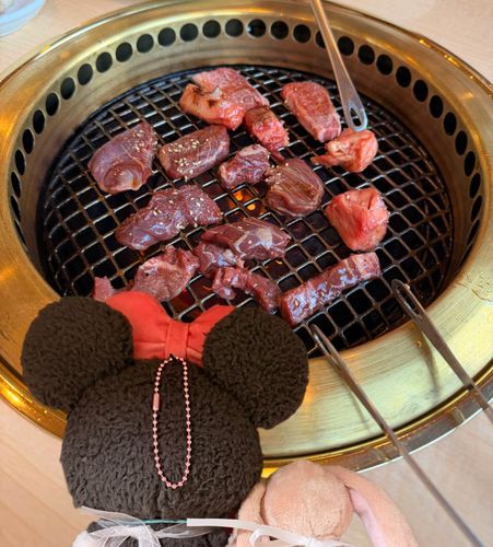 きょうはお家の人のお母さんと旦那さんと一緒に焼肉行ってきた🤭💕
網はアチアチだったからそっとのぞいたよ☺️
メロンフロート🍈美味しすぎた😆💕
まんぷくだからお家に帰ったらゆっくりしょう♩♥