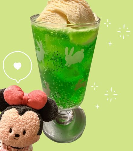 メロンフロートがまた飲みたくてお家の人と作ったよ🍈✨️
アイスクリーム丸くするやつなくてスプーンで削ったよ（笑）
ストロー刺したら泡がモコモコなっちゃったけど、でも美味しかったよ✨️