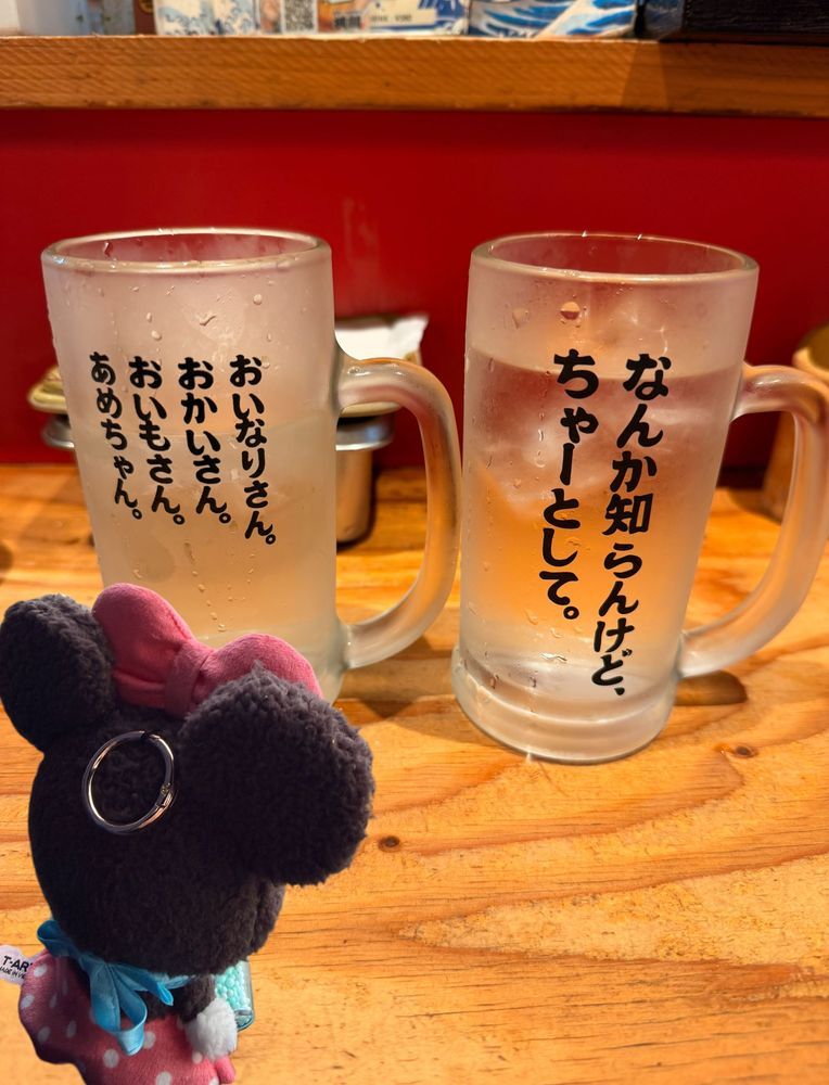 昨日はお家を飛び出して、お家の人と都会に遊びに行ってきたよ🤗✨️
にんげんさんもたくさん、賑わってたよ😆✨️
居酒屋のジョッキ可愛かった😍
キンキンに冷えたお水👍💕
最高だぁってお家の人😆
ちなみにお家の人はお酒が飲めないから旦那さんについて居酒屋に行くんだって（笑）
そしてメロンクリームソーダくず餅（🍈•᎑•🍈）
今日の食後に食べたよ✨️
確かにメロンクリームソーダ味だった☺️💕💕