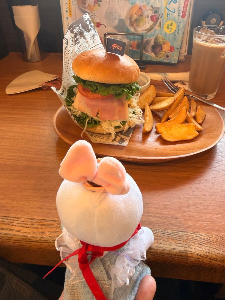 今日はお家の人が病院の研修で車で1時間ちょっとお出かけ🚗³₃
久しぶりのお出かけにディはドキドキワクワクだったよぉ✨️
お昼ご飯カフェでご当地バーガーを食べたんだけど、結構大きくてびっくりしちゃった💦
ハンバーグが肉厚で最高に美味しかったよ🥰
おてんきも☀️おひさまがかおおだしててディも良い気分転換になったよ💕💕