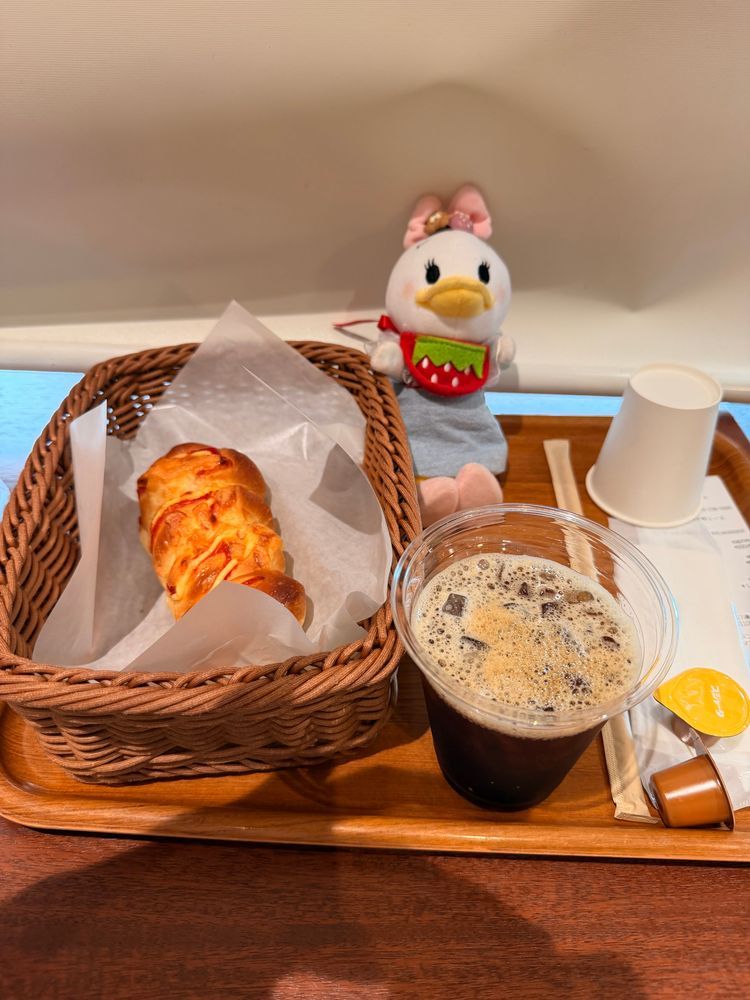 今日は汽車に乗ってお出かけしたの☺️💕
いつもくるまで行くんだけど、今日は久しぶりに汽車で行こうかってお家の人が🤭💕
ディ汽車初めて乗ったの🚂
ド田舎だから車窓は田んぼと川ばっかりだけど、汽車はワクワクが止まらなかったよ（笑）
おひさまも出ててよい一日だったよ☺️💕