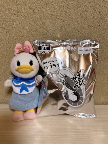 今日は一日中、雨でどんより☔️
お家の人濡れるからお買い物に連れて行ってくれなかったけど、スーパーのお土産に、えびせんとドーナツおやつに食べよって買ってきてくれたよ☺️💕
デイこのドーナツ大好き🤭💕
