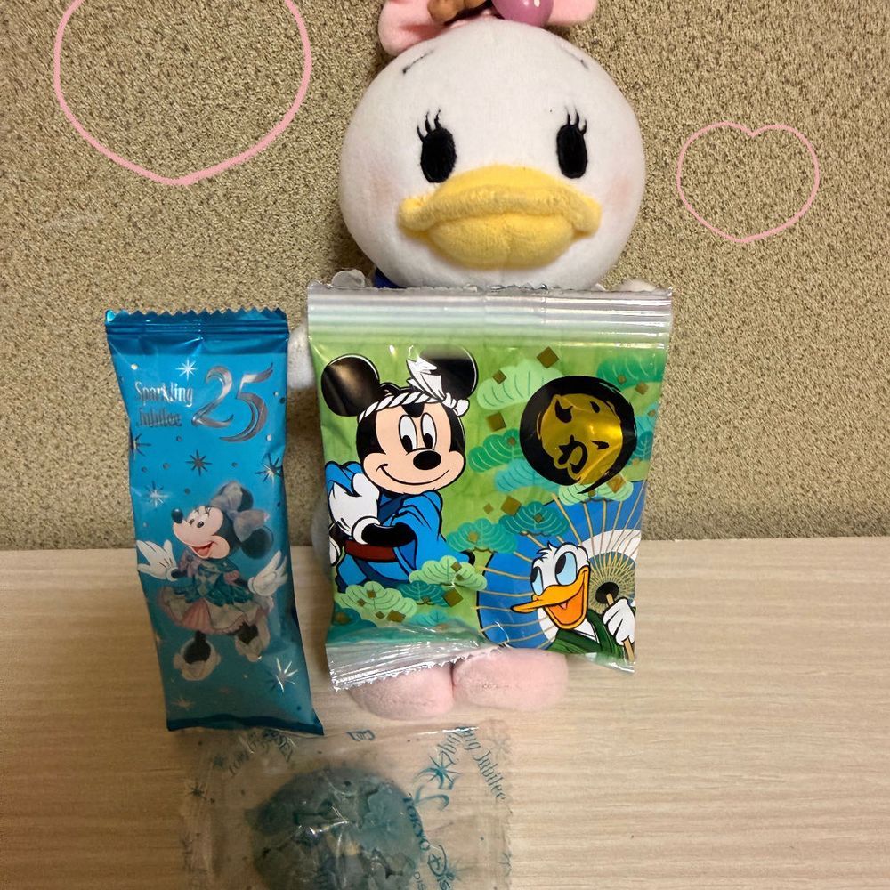 お家の人がディズニーのお土産を貰ってきたの☺️
かわいいーーッ✨️
チェシャ猫さんのクッキーめっちゃ可愛くて食べるのもったいないなぁ😊💕
ディもいつか行きたいなぁ☺️
夢の国に😆💕
