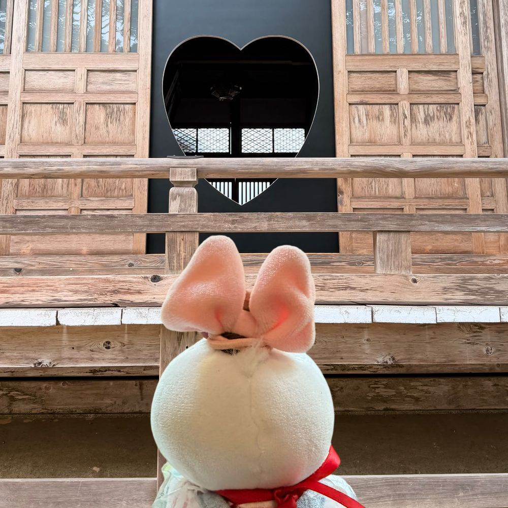 今日はパワースポットやらにお出かけしてきたよ⛩✨️
お花の風鈴可愛かった💕
あとね、ハート型の窓もあってね、おひさまもげんきで暑かったけど気持ちが整ったよ😆💕
