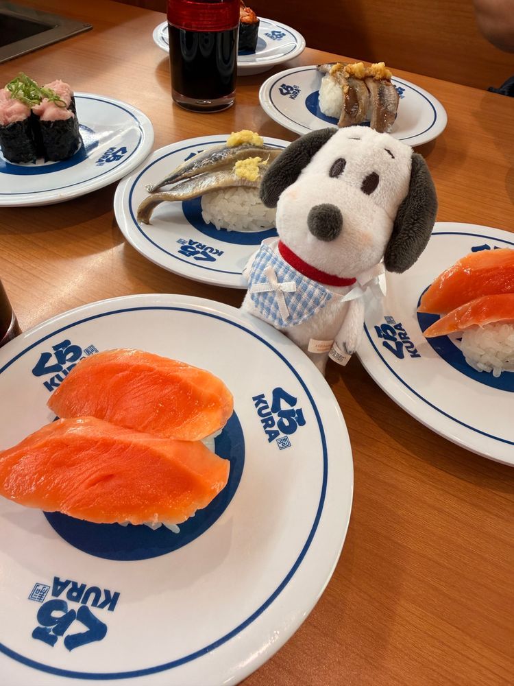 くら寿司スヌーピーコラボに行ってきたんだぁ（・¨●）
美味しく食べて、狙ってた寿司皿ゲットできて嬉しい💕💕
コラボ商品のピザまんも食べれておなかいっぱいだぁ!!

