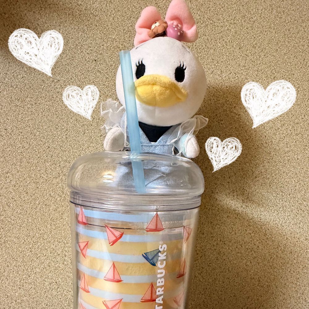 最近夏バテぎみのお家の人に✨️
ディの20秒クッキングなの!!
ヤクルト入れて➞オロナミンC入れて➞まぜまーーーぜ🥤✨️
元気がでそうなドリンクの出来上がり✨️
お風呂上がりにきゅーっといっぱいなの✨️
ヤクルトの睡眠の質の向上でお家の人の疲れがとれたらいいなぁ😊