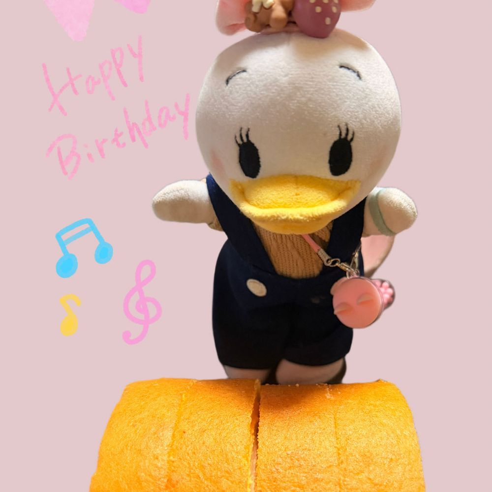 きょうはディのお家の人のお誕生日なの🎂✨️
夜ご飯はお家の人がたべたかったラーメンを食べに行って帰ってからケーキを食べたよ👏
お家の人、昨日のピザといい高カロリー摂取してるから、またダイエット頑張らないとね☺️💕
これからもディはお家の人の隣にいるよ😌💕