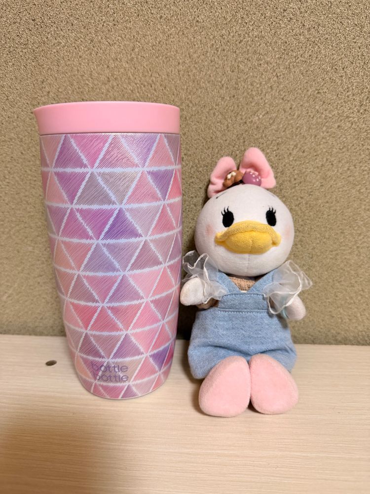 ぴーしゃんがのせてたロールケーキ買ってきたの♩♥
中国四国は白バラコーヒー甘すぎず美味しかったよ💕
白バラコーヒーはわりと甘めなんだけど久しぶりに飲んだらすごく美味しかったよ☺️
ぴーしゃん教えてくれてありがとう😌
あとお家の人タンブラー新調したの欲しかったボトルボトルのタンブラー🥰ピンクで可愛いくてディもお気に入りなの😍