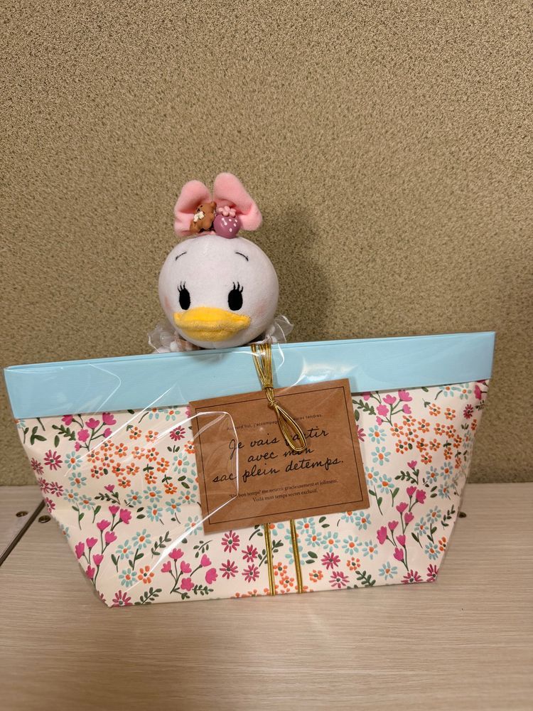 ローソンでご当地おにぎりと唐揚げくんを買ったの💓
おにぎり卵焼きが大きすぎて大きなお口で食べたよ🤭🍙
お家の人のお友達からプレゼントもらって- ̗̀🎁 ̖́-中味は焼き菓子だったよ✨️それからパルムメロンとチョコパイのマスカットめーーーーっちゃおいしすぎたよ♡今週もおいしい出会いがたくさんあったよ♥️