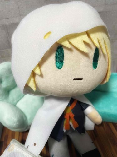 持ち主のさんざいをみつめるぬいぐるみ