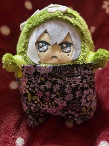 Twitterでぬい服の作り方を紹介されてるハタ様の作り方を見ながら頑張りました！
キャンドゥのハンディミシン使って縫ったけど縫い目ガタガタ💦
ちゃんとしたミシンがあるけど眠ってるので使えるようにしてリベンジ！