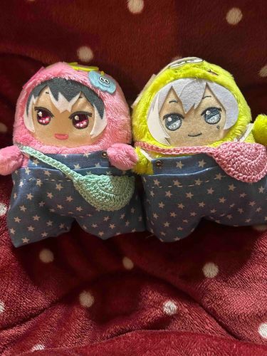 モンぬいちゃん達にもサロペット作りました😍
今度はうまく作れたかな！？
縫い目ガタガタはご愛嬌って事で！
かぎ針編みでポシェットも作ってみたよ！