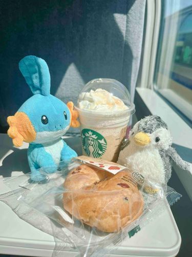 でんしゃであさごはん！！おなかすいたよ〜！いただきます！！