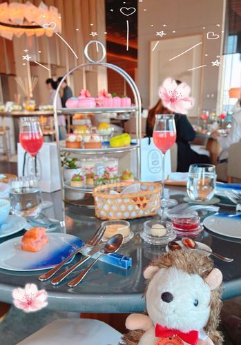 春から頑張っているみなさま、
お疲れ様です！🧡
はりねずみは自分を甘やかすために
スイーツをたべにいってきました！！
春の限定なんだって〜♪
