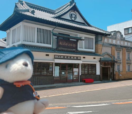 ここは羊羹の博物館！
じっさいに羊羹を作っていた昔ながらの煉瓦造りの建物を改装してるらしい…(建物も重要文化財✨)
甘いものに目がないはりねずみは
吸い込まれるように
手前のお店で羊羹も買いました！😆